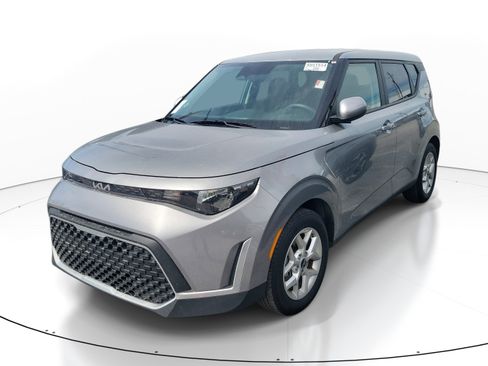 Used 2025 Kia Soul LX image 3
