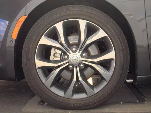 Used 2017 Chrysler Pacifica Limited w/ Advanced Safetytec Group FWD image 7