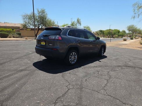 Used 2019 Jeep Cherokee Latitude Plus w/ Comfort/Convenience Group FWD image 2