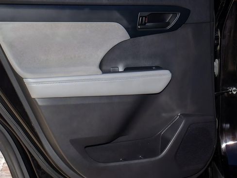 Used 2022 Toyota Highlander LE image 16