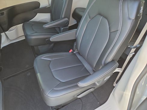 Used 2023 Chrysler Pacifica Touring-L AWD/4WD image 23