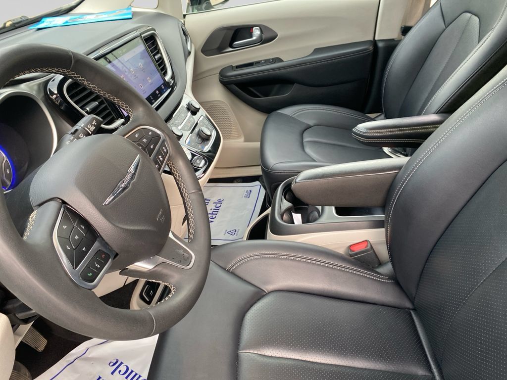 Used 2024 Chrysler Pacifica Touring-L FWD image 19