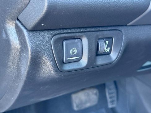 Used 2023 GMC Acadia SLE w/ Driver Convenience Package image 16