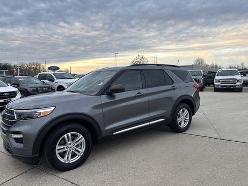 Used 2023 Ford Explorer XLT w/ Equipment Group 202A image 3