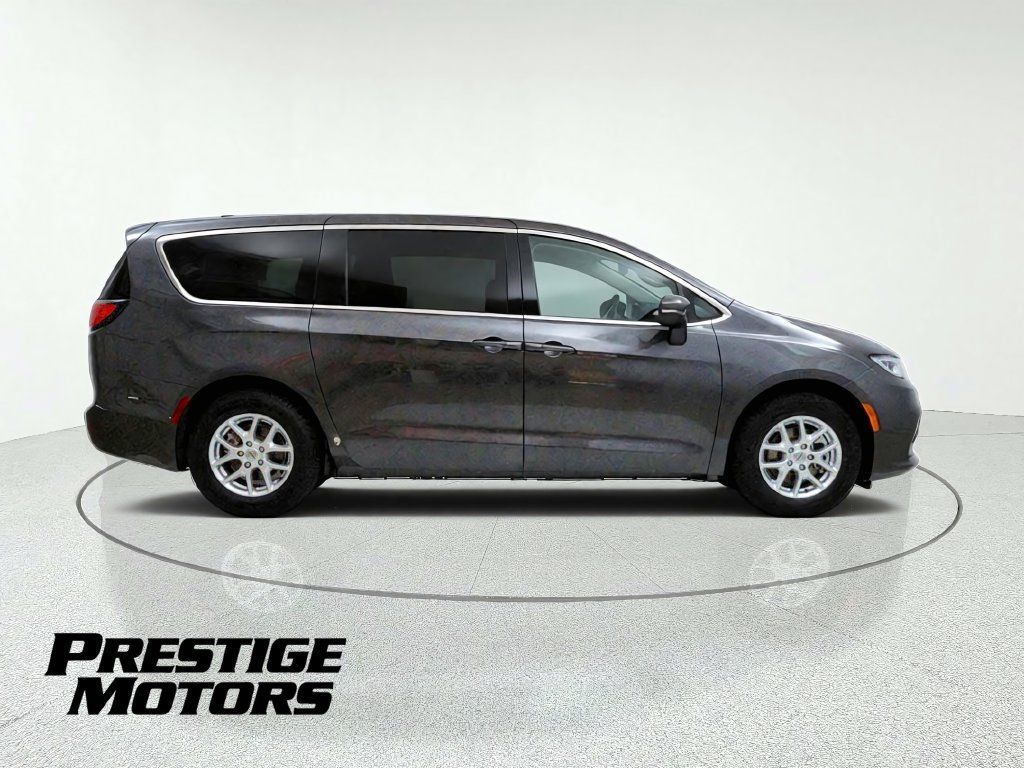 Used 2023 Chrysler Pacifica Touring-L FWD image 9