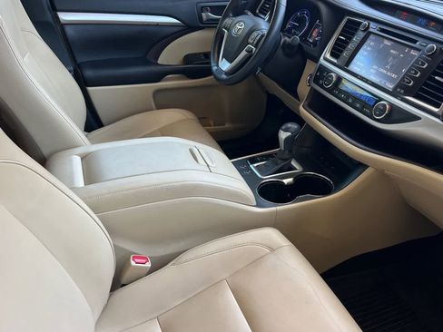 Used 2019 Toyota Highlander XLE AWD/4WD image 19