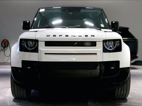 New 2026 Land Rover Defender 110 X-Dynamic SE image 3