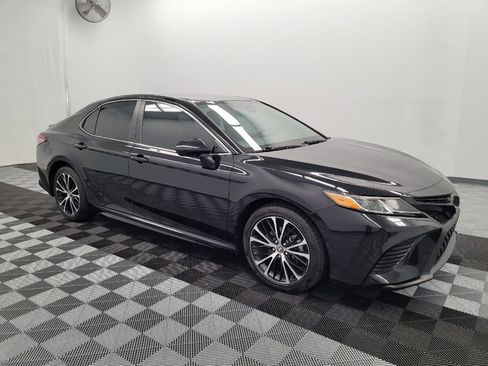 Used 2019 Toyota Camry SE FWD image 11