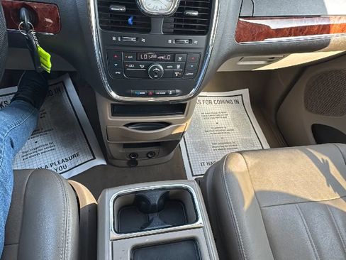 Used 2016 Chrysler Town & Country Touring FWD image 16