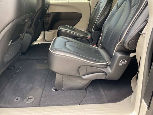 Used 2024 Chrysler Pacifica Limited FWD image 18