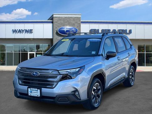 Used 2025 Subaru Forester Premium AWD/4WD image 2