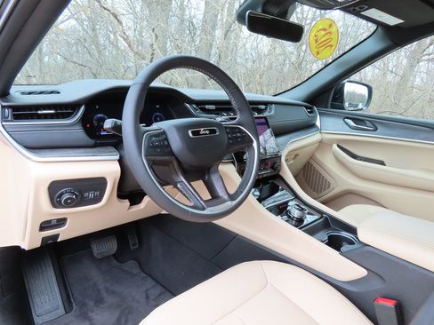 Used 2025 Jeep Grand Cherokee Limited AWD/4WD image 20
