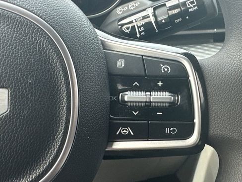 Used 2023 Kia Carnival LX FWD image 25