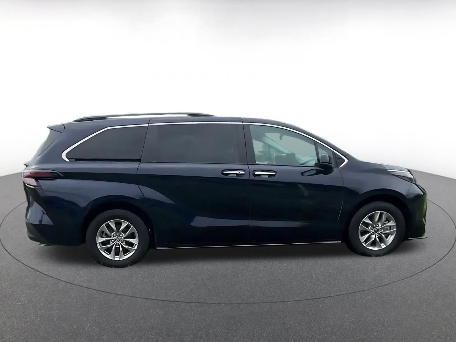 Used 2025 Toyota Sienna XLE FWD image 15