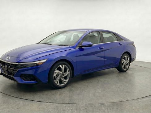 Used 2025 Hyundai Elantra Limited image 3