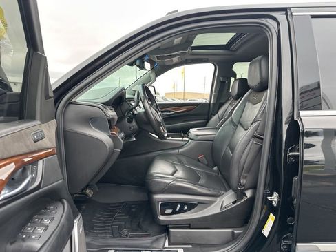 Used 2018 Cadillac Escalade ESV Luxury AWD/4WD image 18