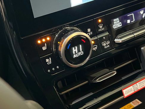 Certified 2025 Toyota Highlander Limited image 28