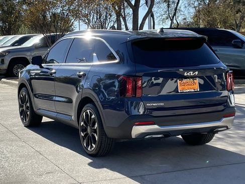 Used 2024 Kia Sorento EX w/ Panoramic Sunroof Package image 4