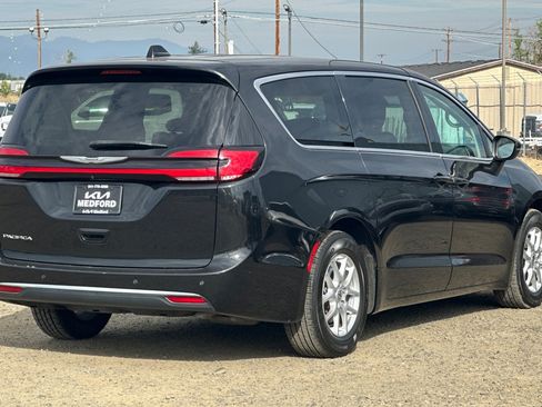 Used 2023 Chrysler Pacifica Touring-L FWD image 4