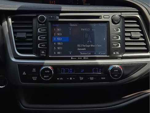 Used 2018 Toyota Highlander Limited FWD image 12