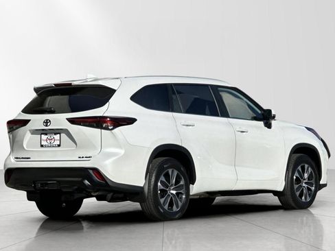New 2026 Toyota Highlander XLE image 3