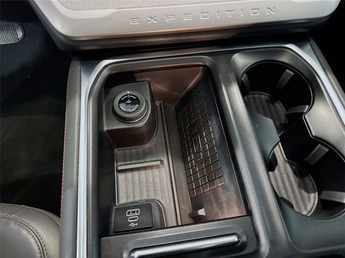 Used 2025 Ford Expedition Active image 17