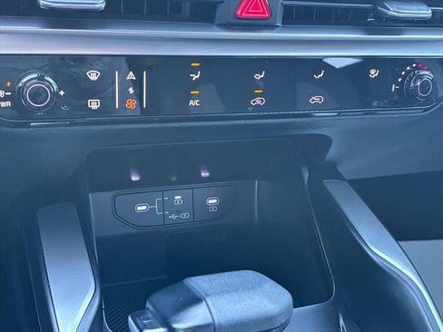 Used 2025 Kia Sorento LX image 18