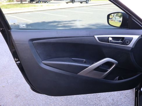 Used 2017 Hyundai Veloster FWD image 22