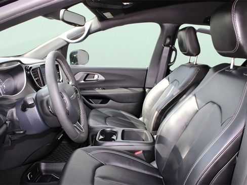 Used 2025 Chrysler Voyager LX image 15