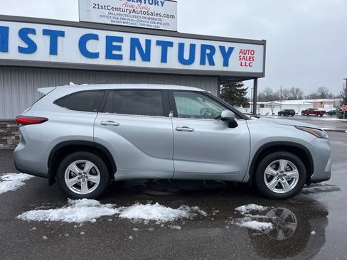 Used 2023 Toyota Highlander LE AWD/4WD image 14