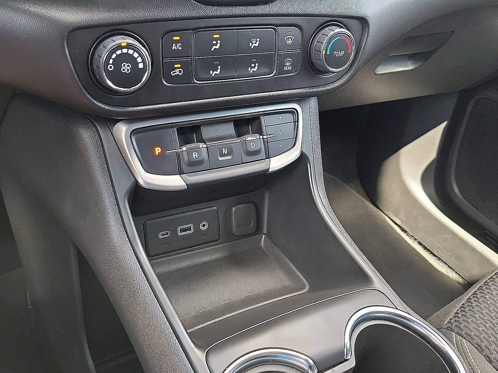 Used 2024 GMC Terrain SLE FWD image 18