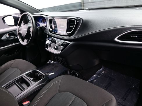 Used 2021 Chrysler Pacifica Touring w/ Uconnect Theater Family Group image 15