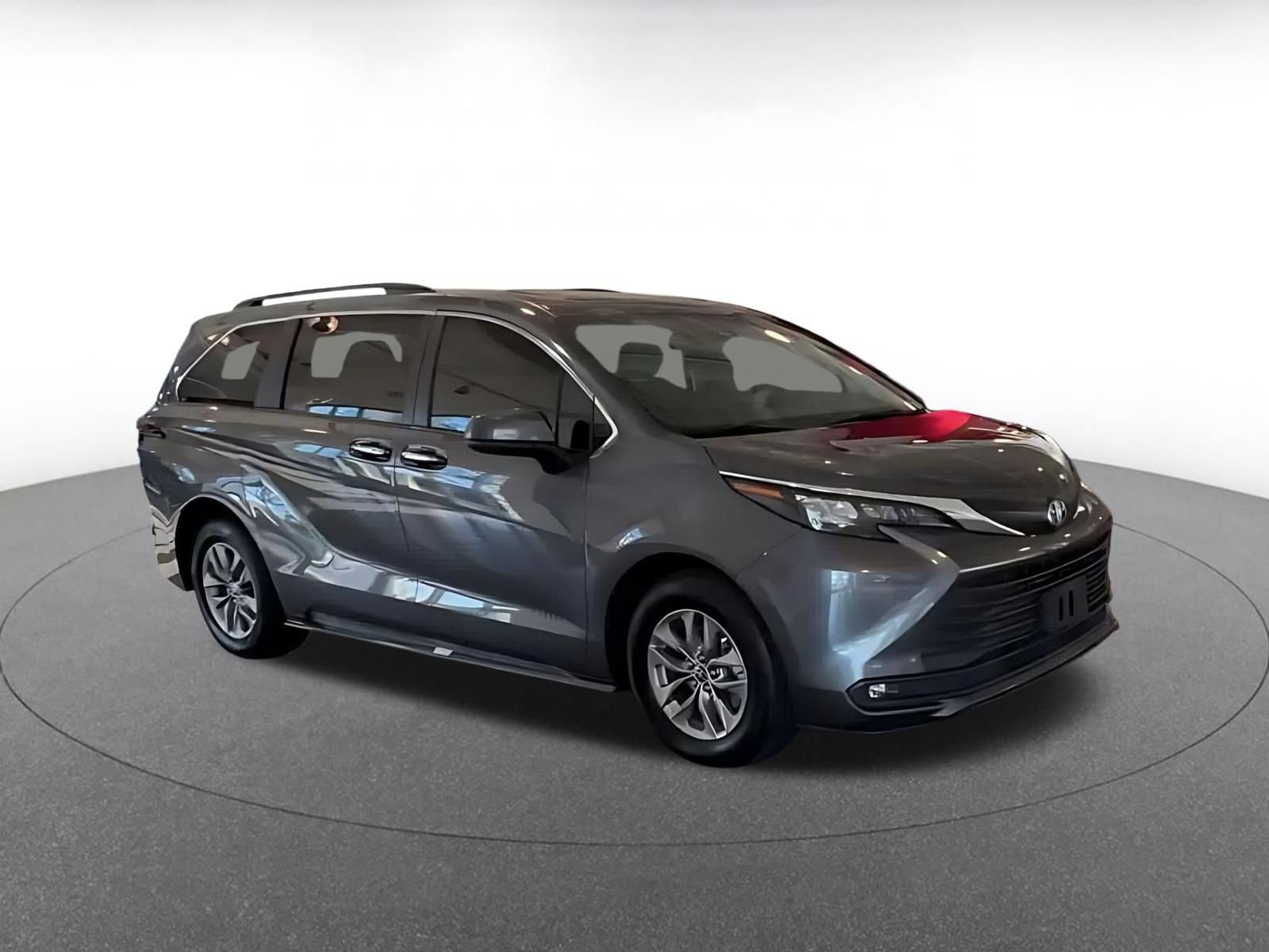 Used 2025 Toyota Sienna XLE FWD image 2