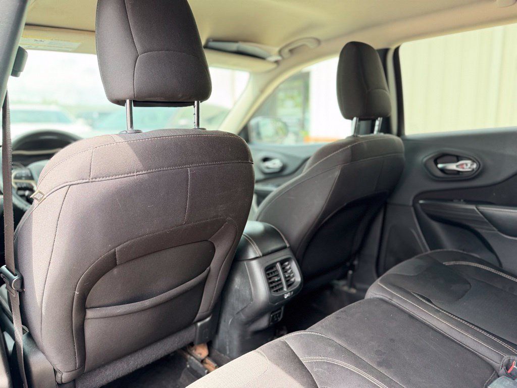 Used 2015 Jeep Cherokee Latitude FWD image 17