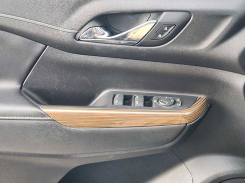 Used 2023 GMC Acadia SLE image 23