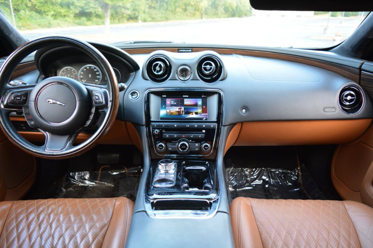 Used 2016 Jaguar XJ L Portfolio RWD image 19