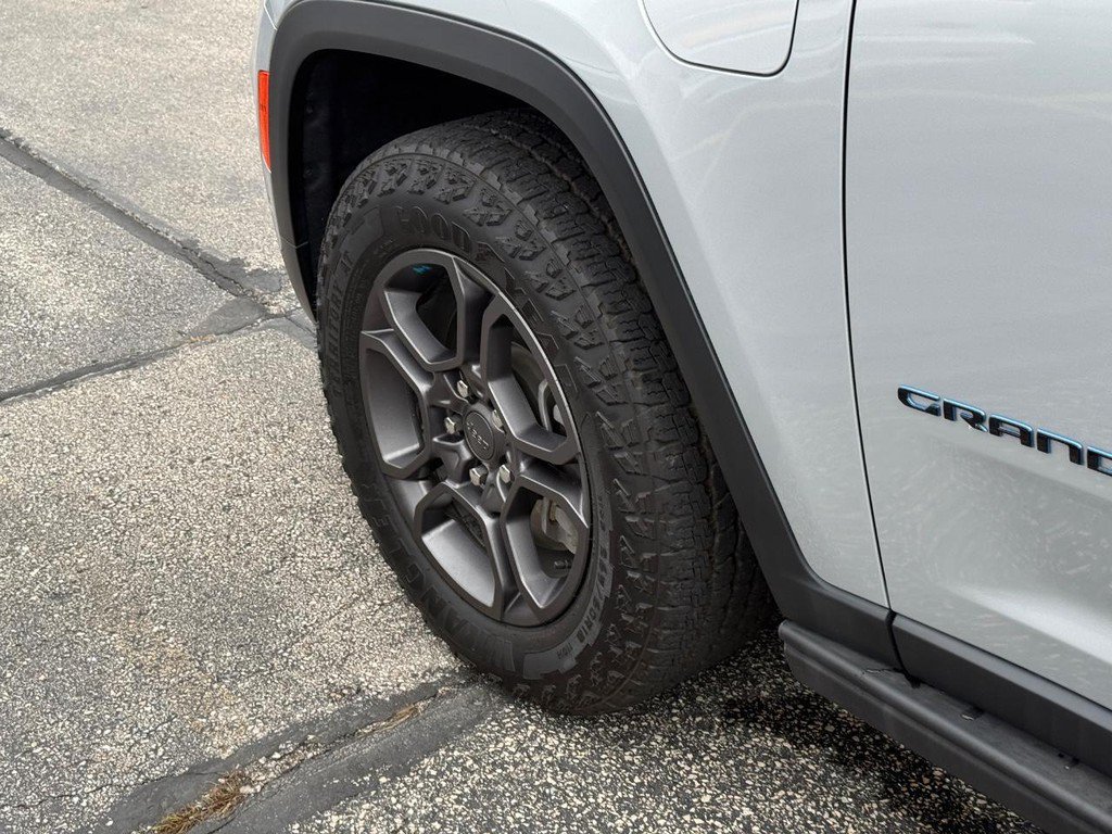 Used 2024 Jeep Grand Cherokee Trailhawk w/ Advanced Protech Group II AWD/4WD image 13