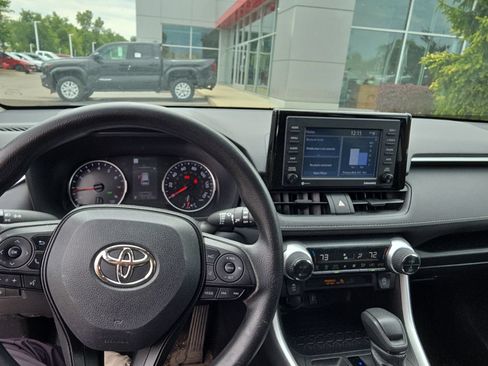 Used 2022 Toyota RAV4 XLE AWD/4WD image 3