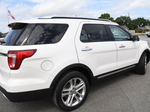 Used 2017 Ford Explorer Limited w/ Equipment Group 301A FWD image 5