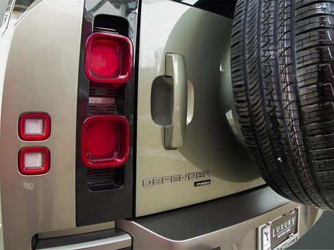 Used 2023 Land Rover Defender 110 X-Dynamic SE image 15