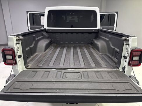 Used 2021 Jeep Gladiator Overland image 22