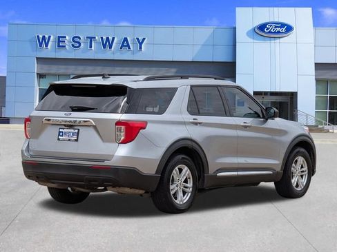 Used 2022 Ford Explorer XLT RWD image 3