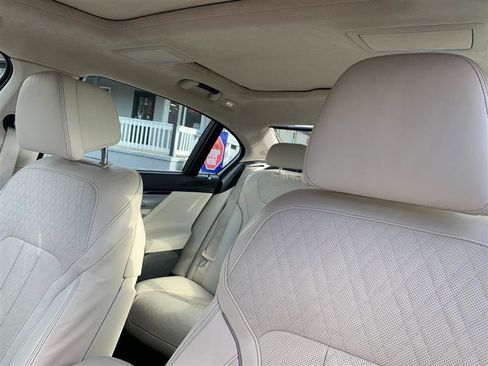Used 2018 BMW 750i xDrive image 12