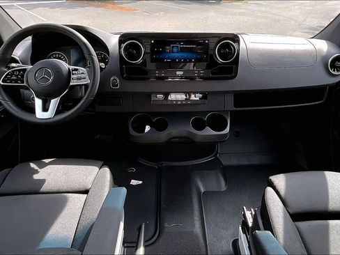 Used 2024 Mercedes-Benz Sprinter 2500 image 5