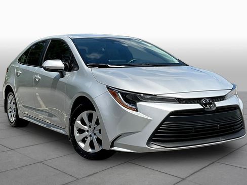Used 2026 Toyota Corolla LE FWD image 3
