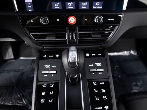Certified 2026 Porsche Macan AWD/4WD image 28