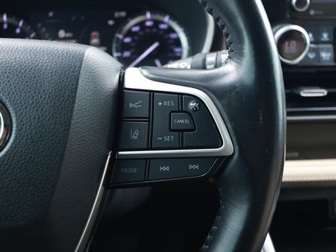 Used 2022 Toyota Highlander XLE FWD image 14