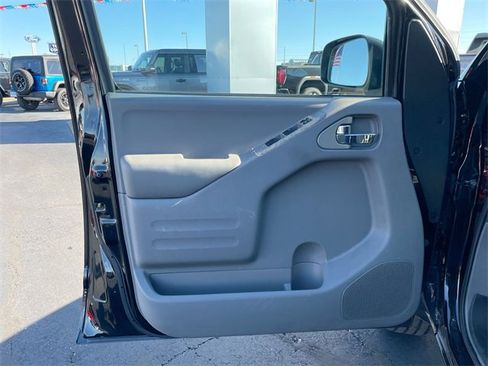 Used 2016 Nissan Frontier SV image 8