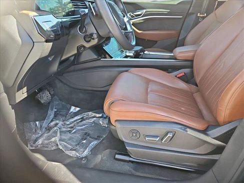 Used 2019 Audi e-tron Prestige w/ Prestige Package image 17