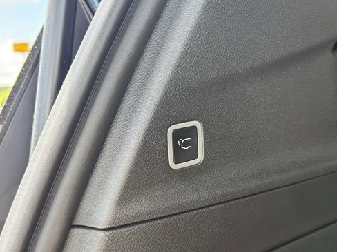 Used 2025 Chrysler Pacifica Select image 6